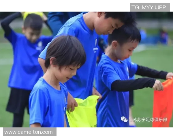 足球明星温馨瞬间与孩子同框的壁纸分享让爱与梦想同行